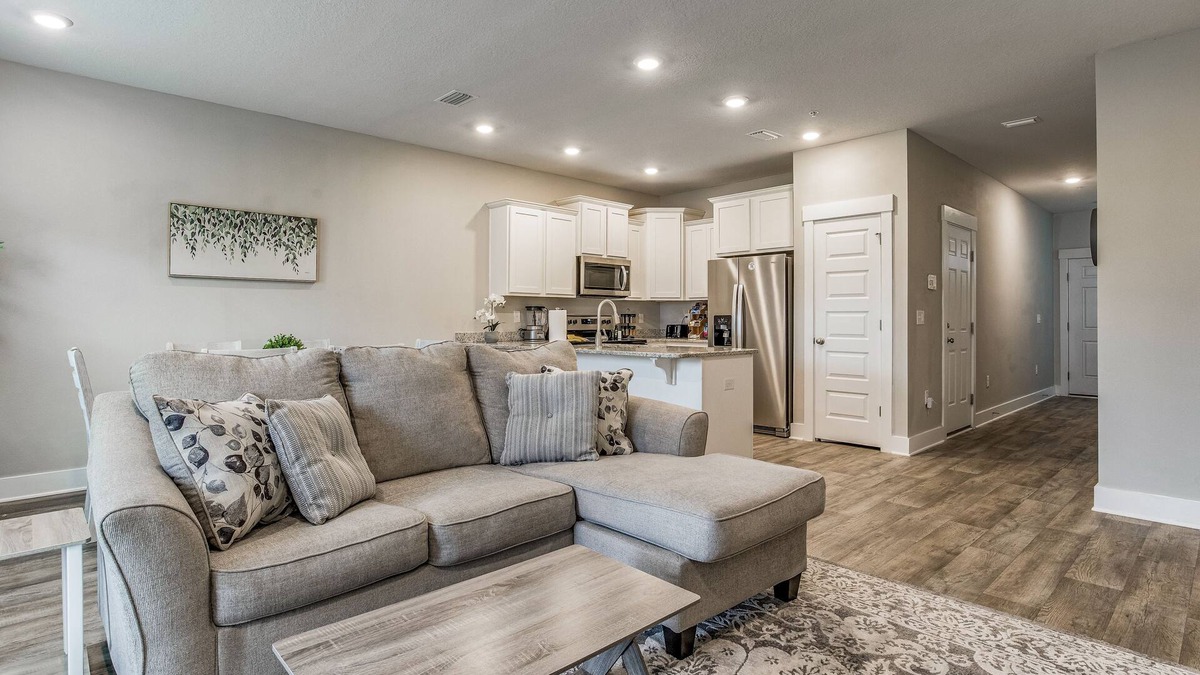 Pine Forest House | Cheerful 3-bedroom Townhouse - Centrally Located