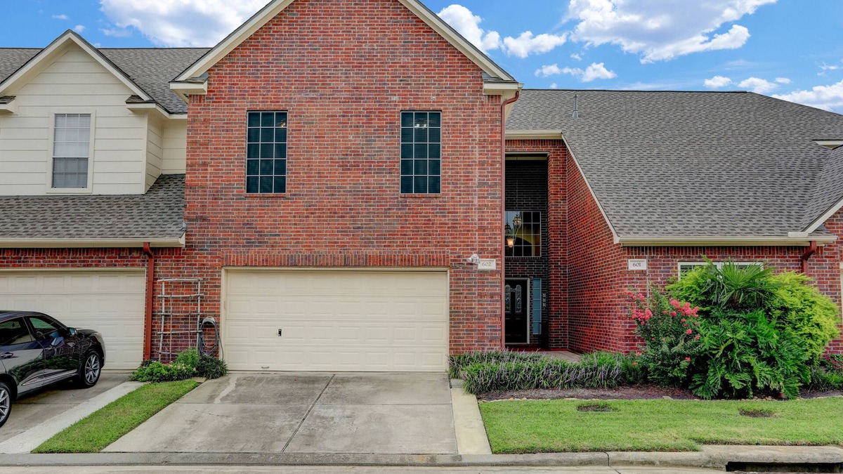 Friendswood House | cheerful 3 bedroom townhome
