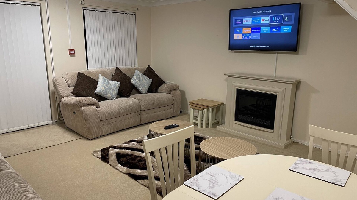 Luton House | Cheerful 3 Bedroomed house,with parking and free intern free