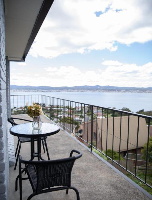 Sandy Bay House | Cheerful 3 bedrooms home with Sea View