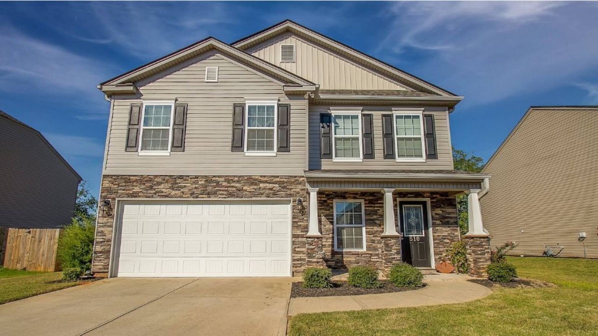 Duncan House | Cheerful 3 BR, 2.5 BR (sleeps 6-7) patio/pool