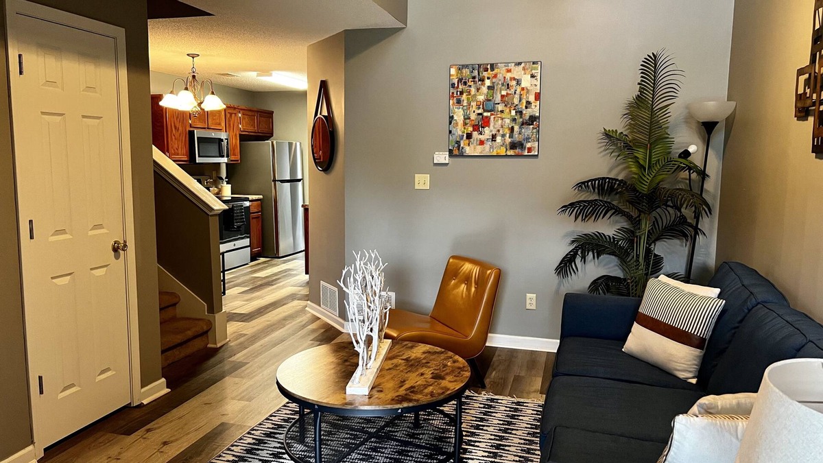 Horn Lake House | Cheerful 3bd/3ba home with Patio & Fireplace!