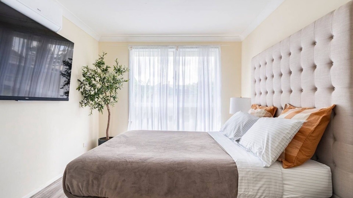 Plumpton House | Cheerful 4 bedroom home with parking on premises