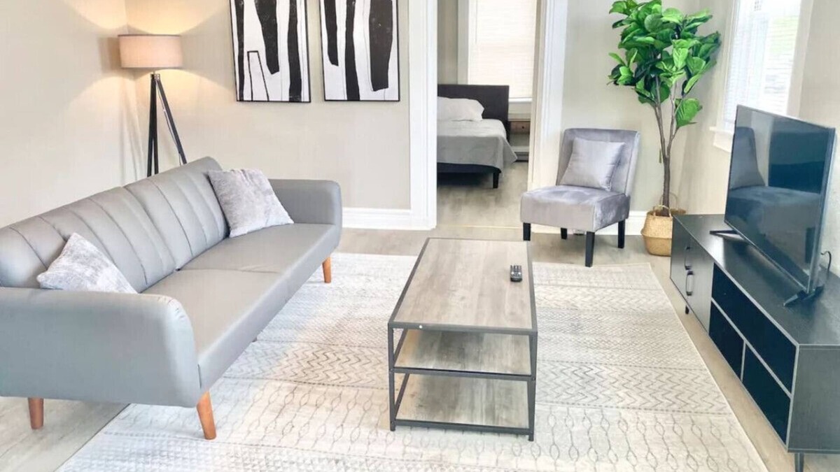 Piqua House | Cheerful 4-bedroom home that sleeps 9