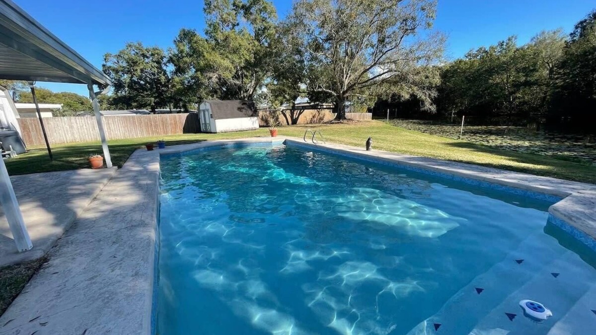Orient Park House | Cheerful 4 bedroom home with heated pool & lake views