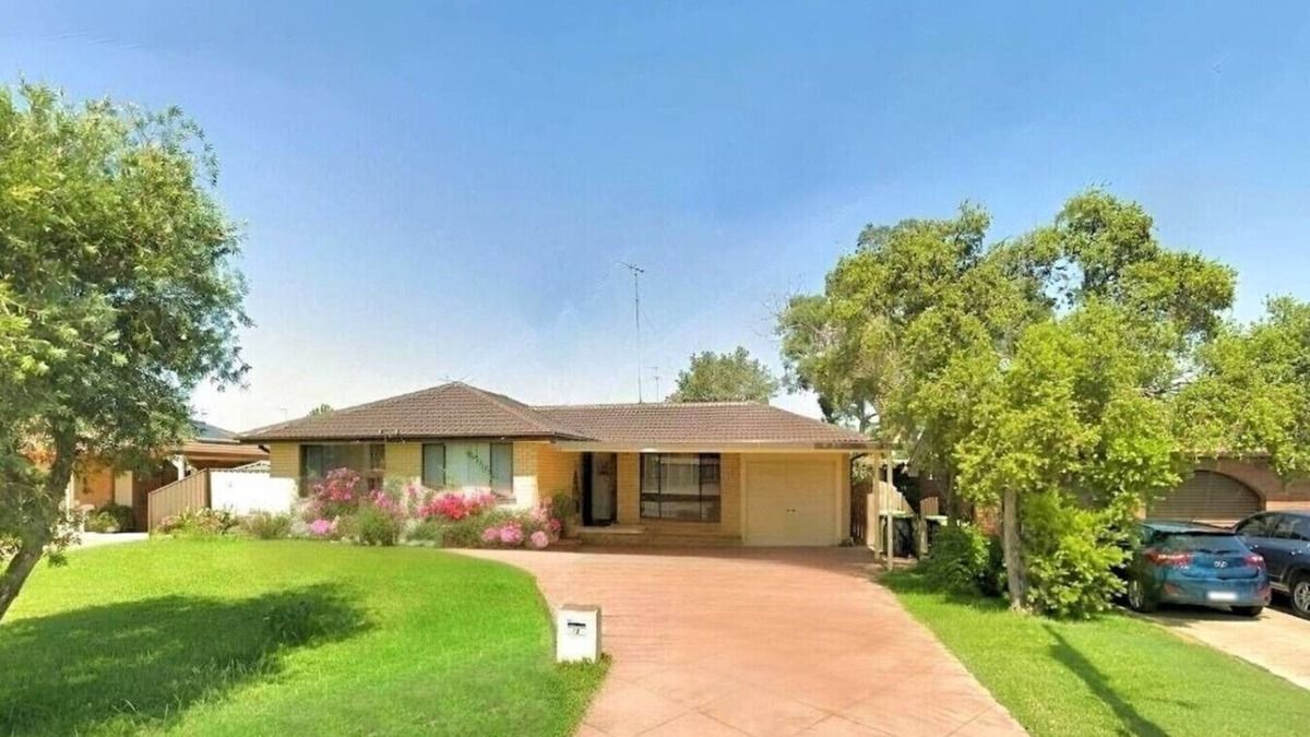 Kingswood House | Cheerful 4 Bedrooms with Free Parking