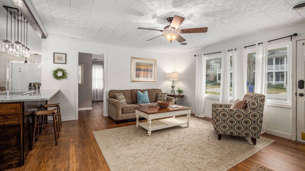 Mount Pleasant House | Cheerful 4br/1.5ba Farmhouse Close to Shem Creek!