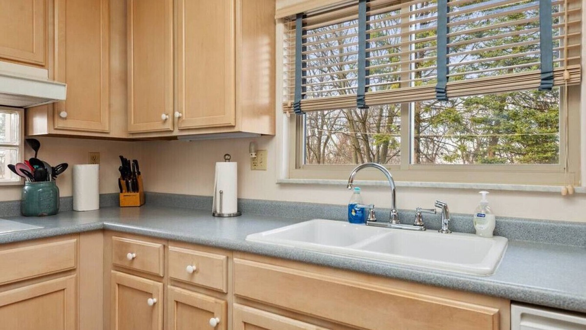 New Kensington House | Cheerful 4BR Chalet with Seasonal Pool, Hot Tub