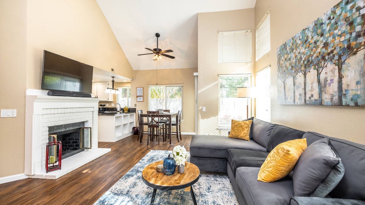 South Natomas House | Cheerful 4BR Home W/Washer & Dryer + Fireplace