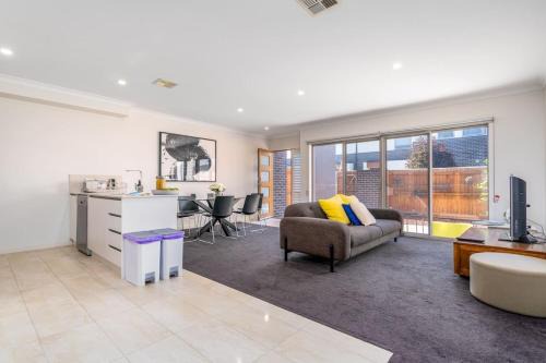 Franklin House | Cheerful 4BR Townhouse with Free Parking and WIFI - Hosted by CanStay