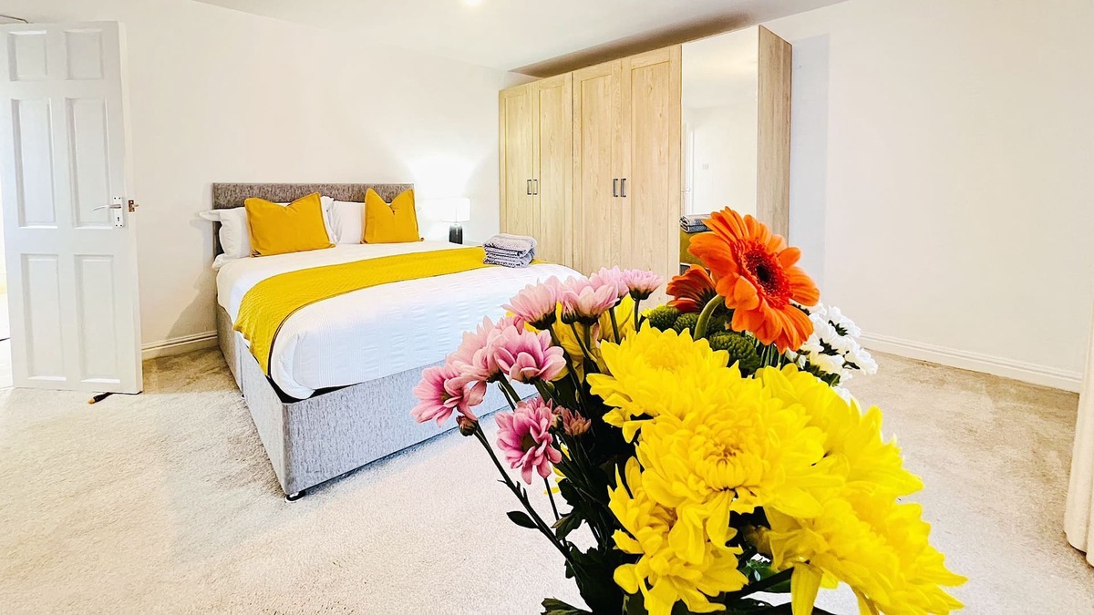 Bolton House | Cheerful 5 bedroomed home with great amenities.