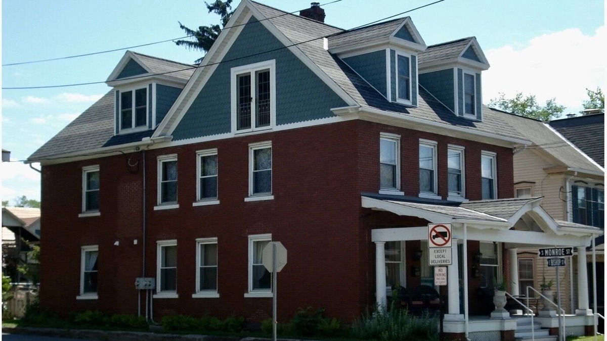 Bellefonte House | Cheerful 5 Bedroom Home in Historic Town