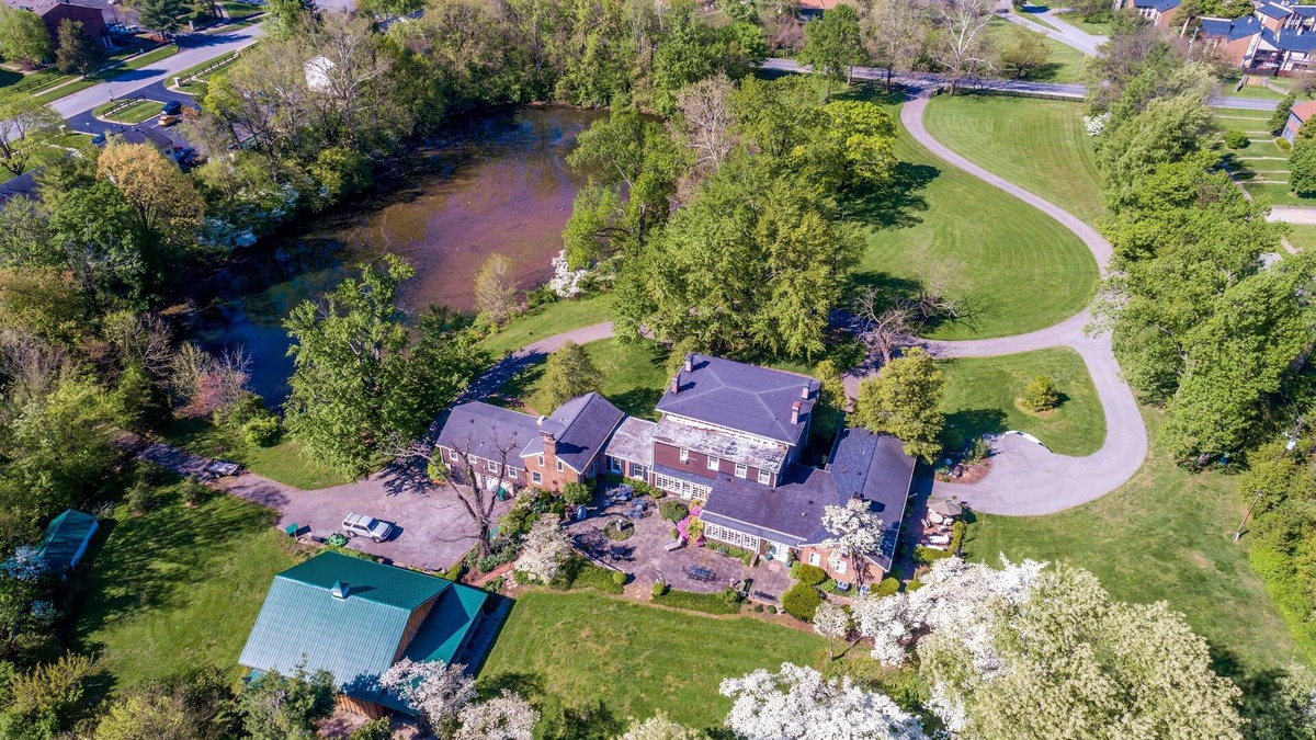 Buechel House | Cheerful 8-Bedroom, 6-Bath Historic Mansion in Derby City – Ideal Vacation Home!