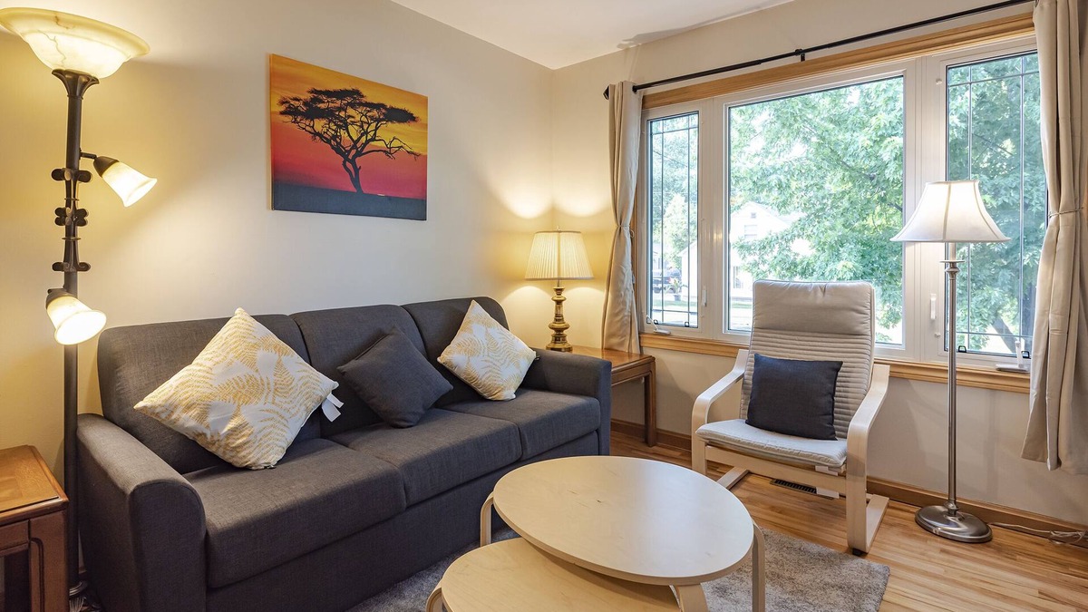 LaSalle House | Cheerful and Cozy 5 bedrooms up to 13 guests Bungalow with Tesla Charger