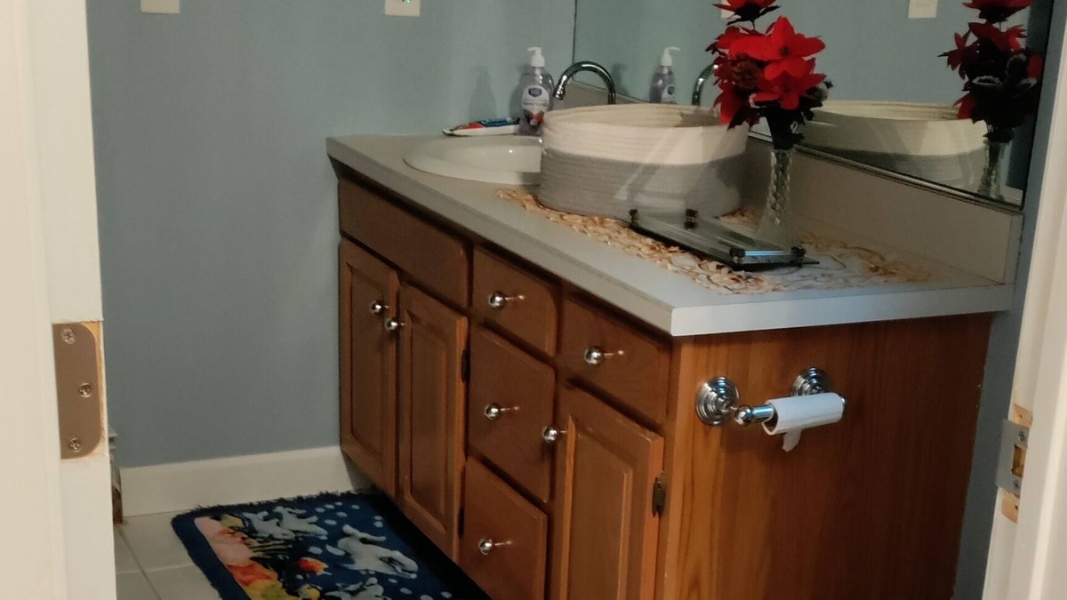 Bloomfield House | Cheerful and Tranquil Master Suite with Free parking