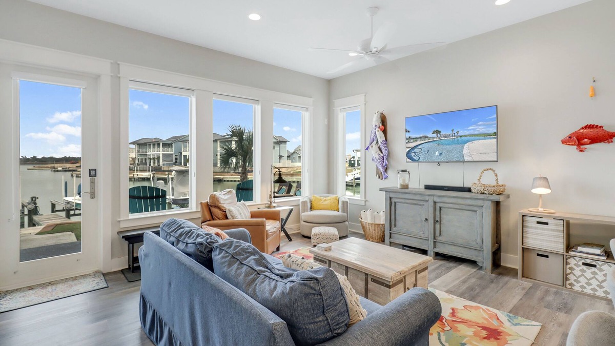 Rockport Condo | Cheerful bayfront condo with infinity pool, scenic patio, & W/D - fishing nearby