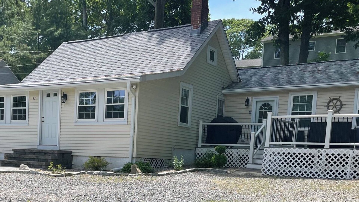 Niantic House | Cheerful Beachouse for your relaxing npleasure.