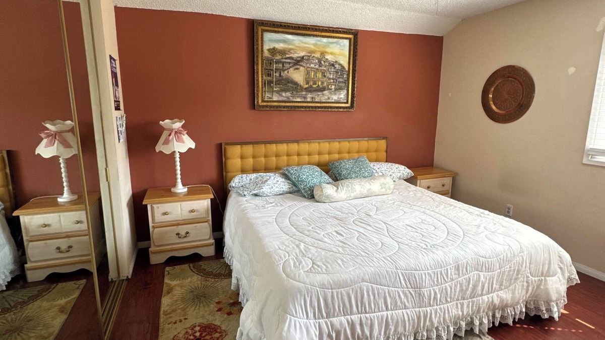 Santa Clarita House | Cheerful bedroom with a pool