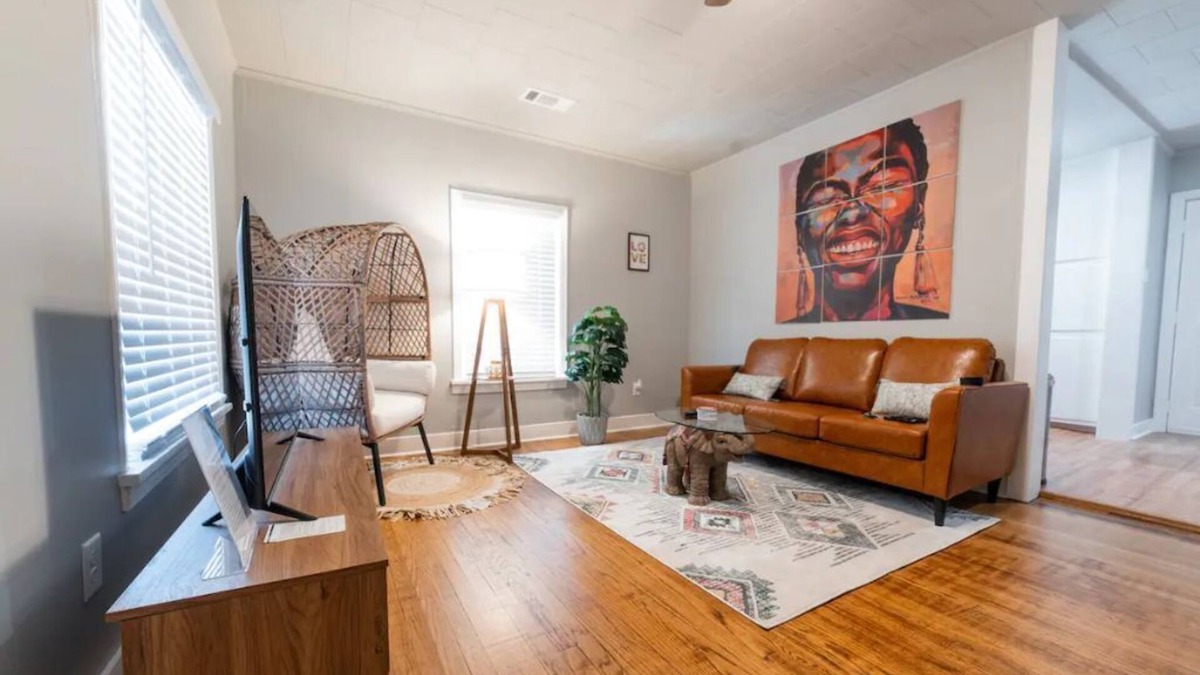 Benton House | Cheerful Boho Stay - Minutes From Hospital