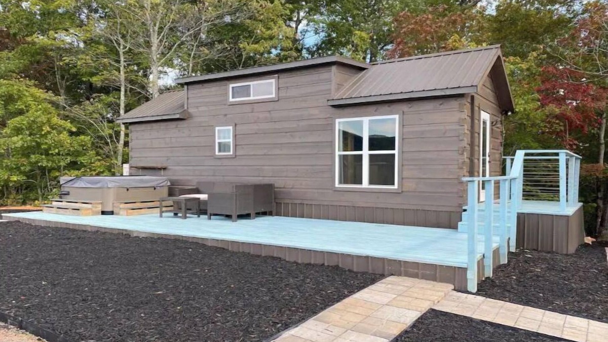 Mill Spring Cabin | Cheerful Cabin with Mountain View & Hot Tub