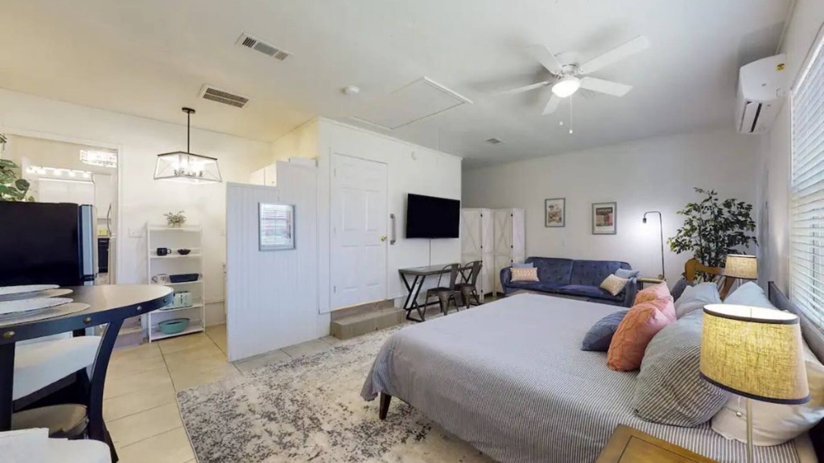 La Brisa Apartment | Cheerful & Charming Studio Apartment ~ 4 miles to Texas A&M and Expo Center