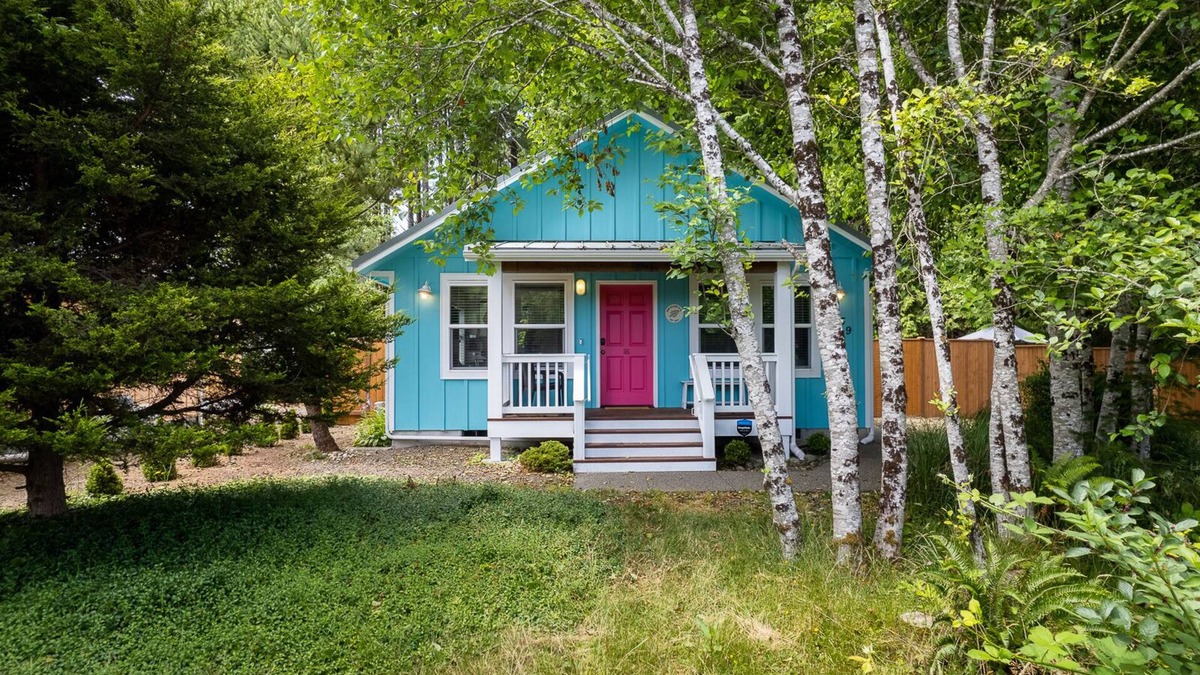 Grays Harbor County Cottage | Cheerful coastal cottage w/hot tub - 2 min walk from the beach!