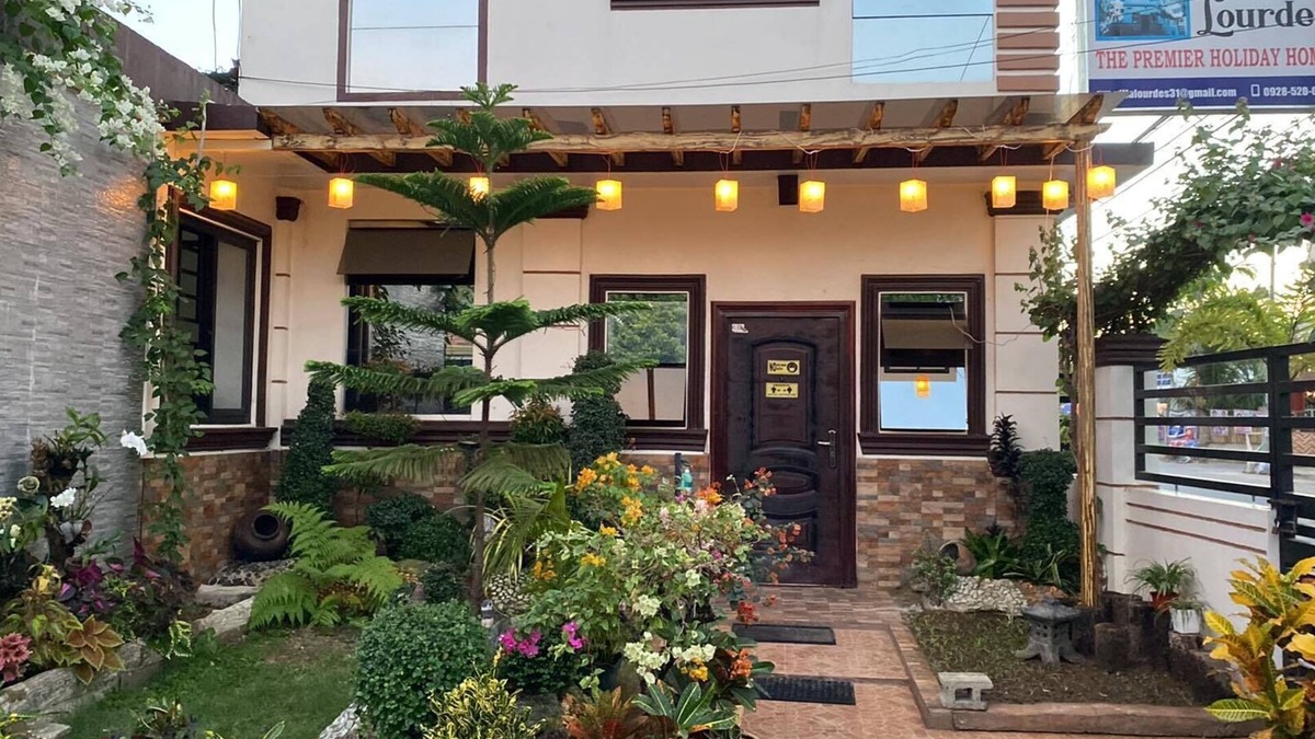 Lucap Bed & Breakfast | Cheerful/Comfortable 2 Bedroom Vacation Home near Hundred Islands 3 mins away!