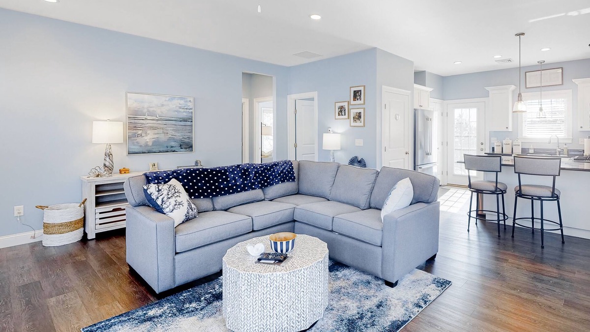 Arundel Condo | Cheerful condo w/central AC, private washer/dryer, on-site pool