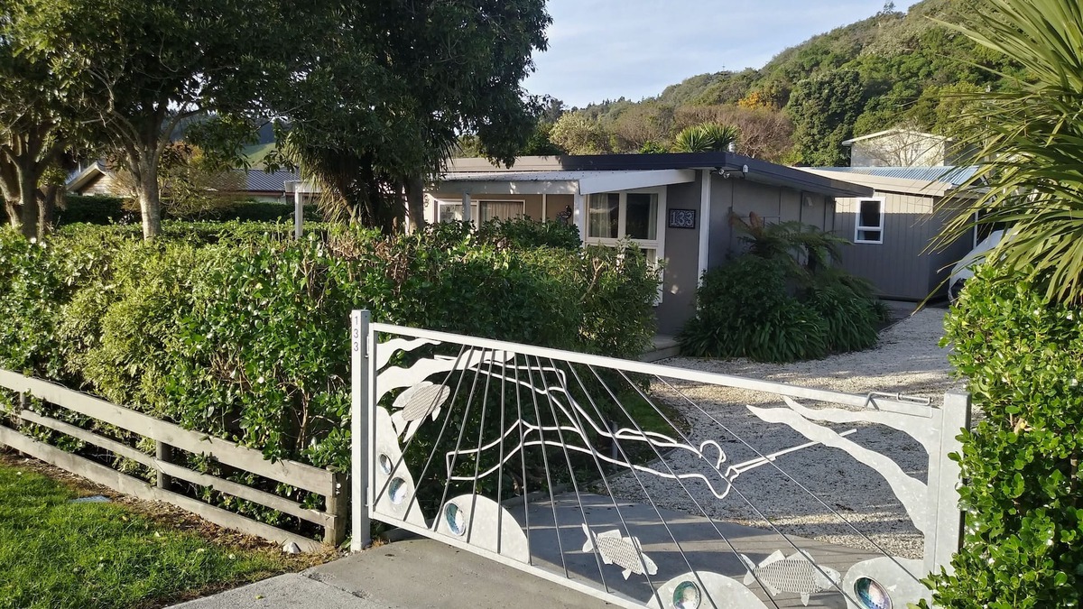 South Bay Cottage | Cheerful Cosy Cottage in South Bay, Kaikoura