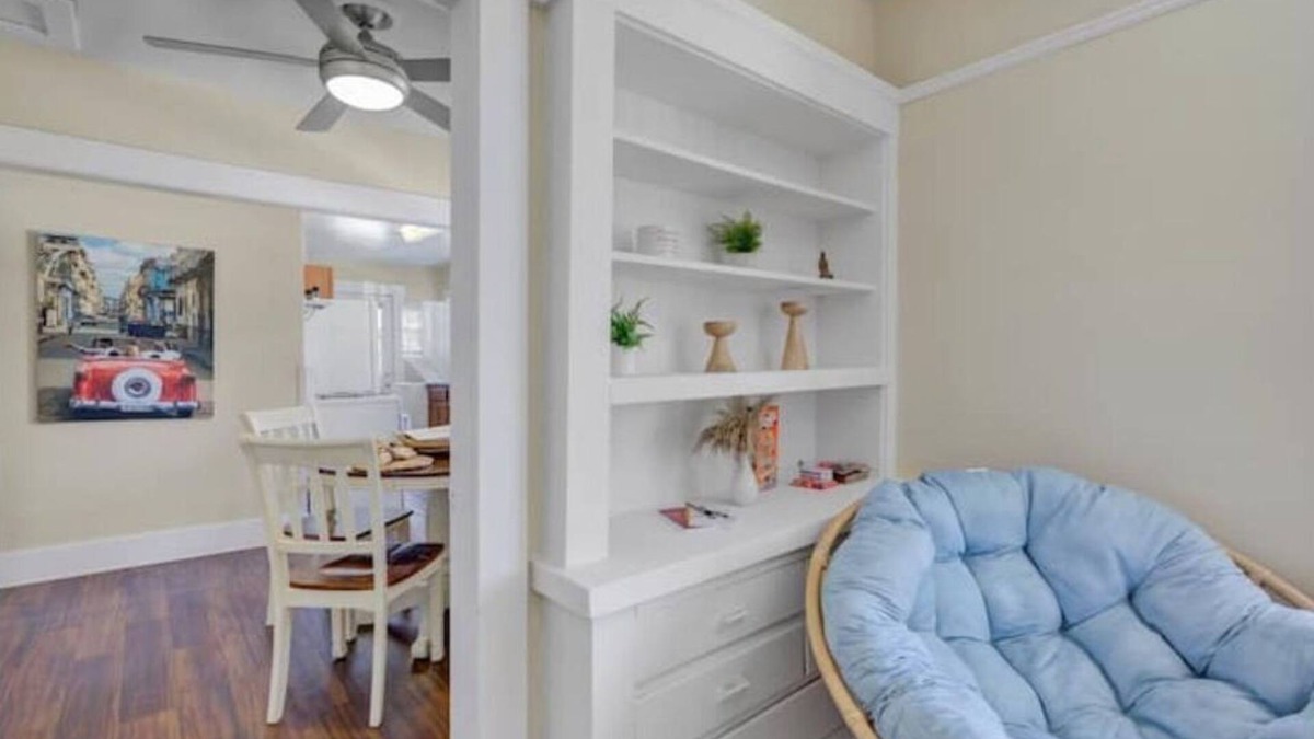 Eastside Cottage | Cheerful Cottage Close to Beach