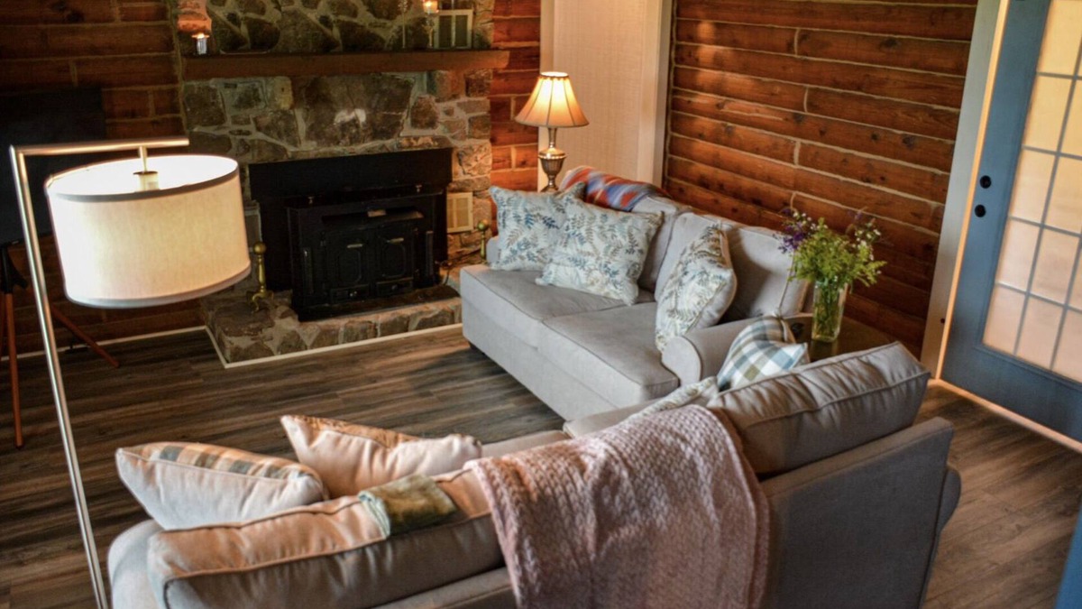 Eagleville Cabin | Cheerful Cozy Retreat - 3 BR - Newly Renovated