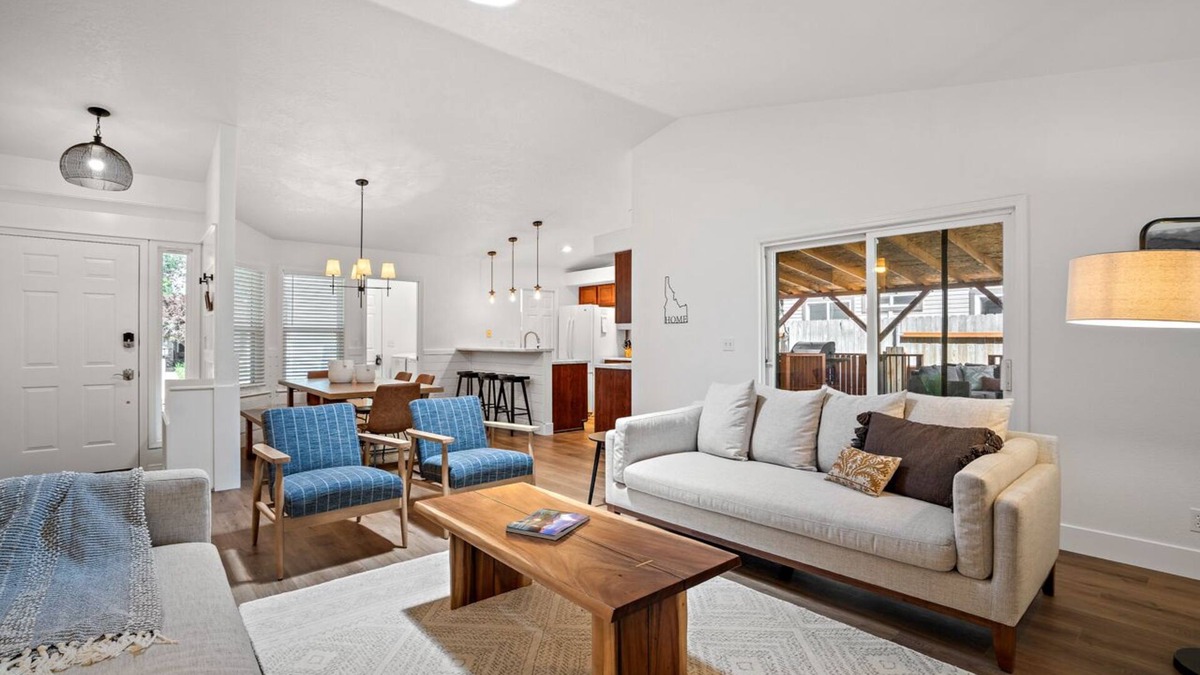 Star House | Cheerful & Cute 3BR Home in the Heart of Star!