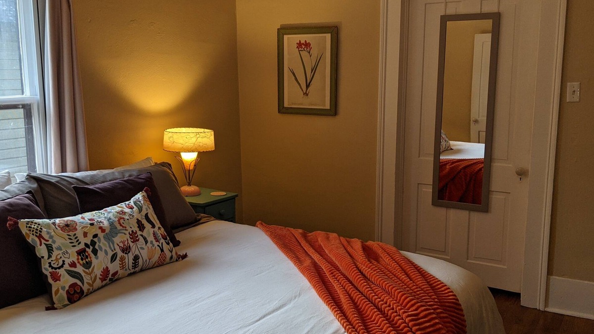 Athens House | 🌞 Cheerful Eclectic Bungalow in 🐕 Dog Friendly Neighborhood -NO PET FEES