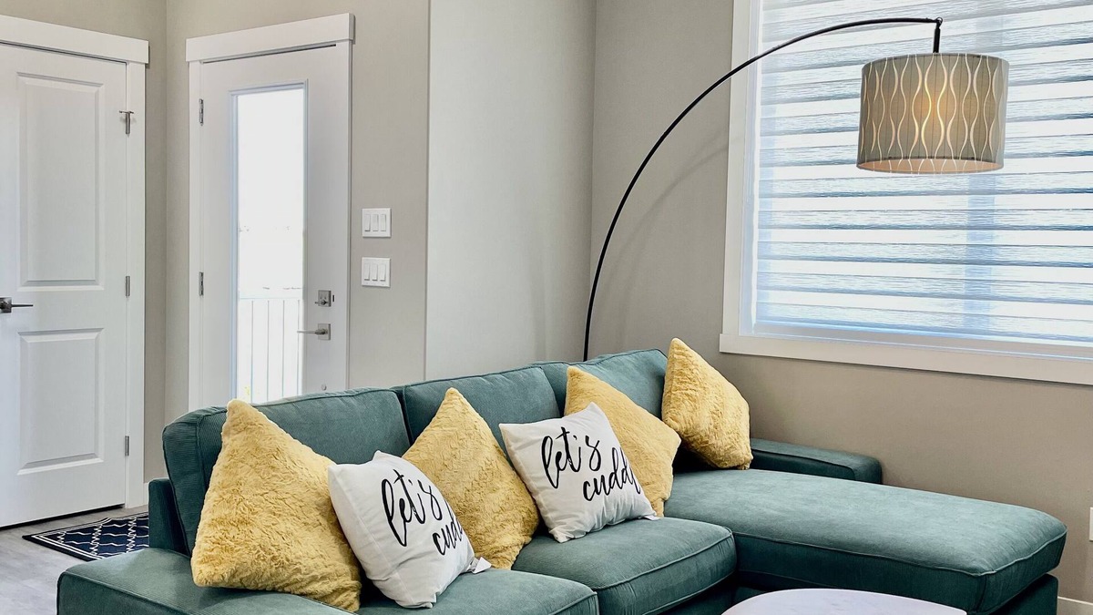 Calgary House | Cheerful entire 3 bedroom house with parking and amenities!