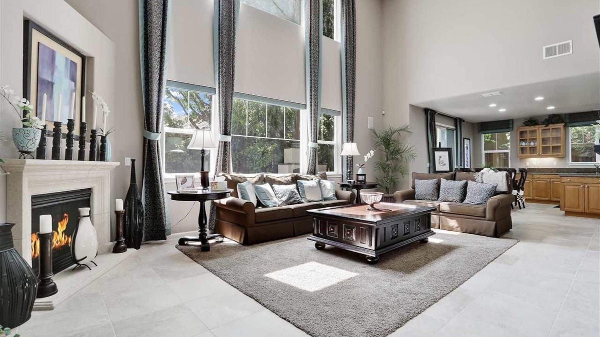Tracy House | Cheerful Executive 4-bedroom residential home