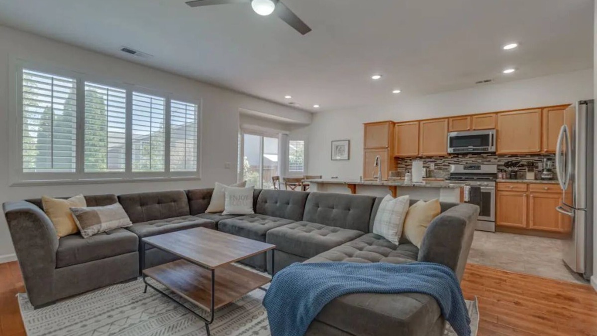 Sparks House | ☀Cheerful Family Getaway ~ Large & Sunny Backyard☀