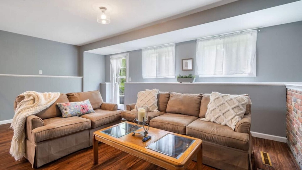 Henrietta House | Cheerful Henrietta 4BDRM. w/Garage - Pets welcome!