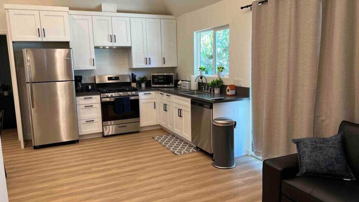 Bonita House | Cheerful Home.Next to ULV ina Safe Neighborhood.