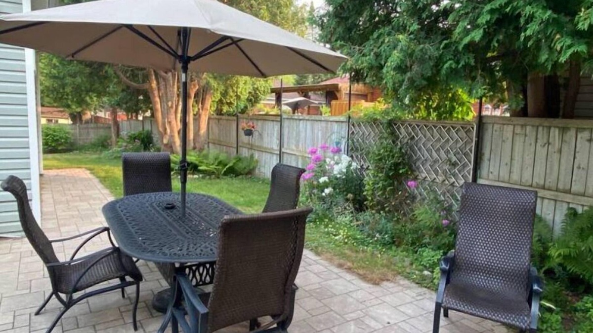 Deux-Montagnes House | Cheerful home on large lot near lake and Montreal