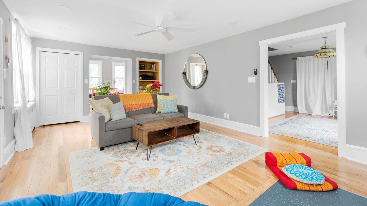 Wilmington House | Cheerful house, big yard, large groups welcome