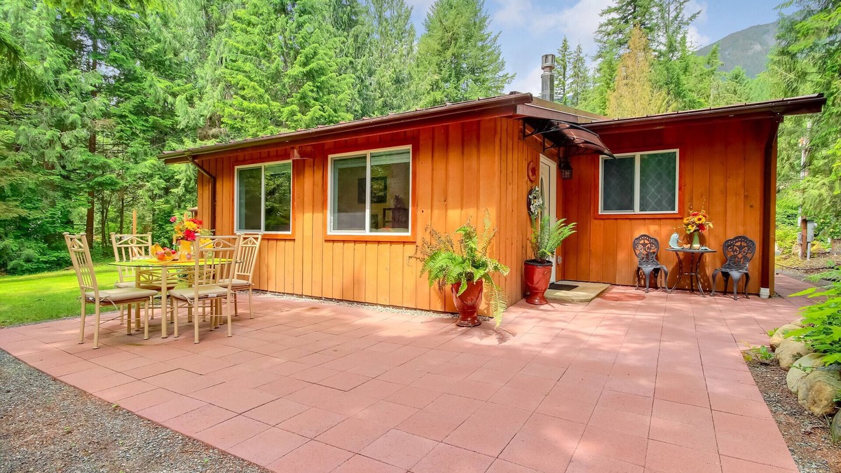 Tanner House | Cheerful Mt. Si Cottage with AC and Fireplace!