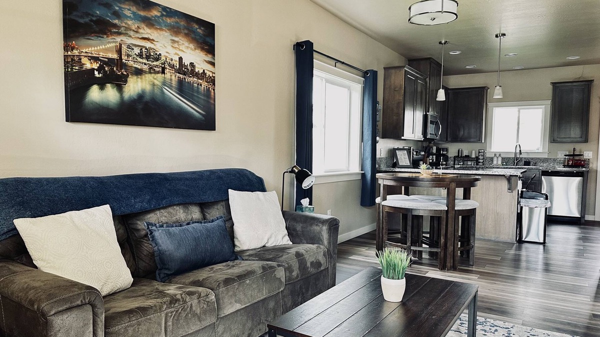 Medford House | Cheerful new 2 bedroom home in cul de sac Netflix