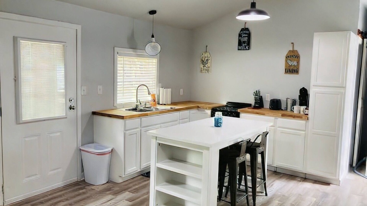 Ocean Springs House | Cheerful One Bedroom Remodeled Tiny Home, close to everything!