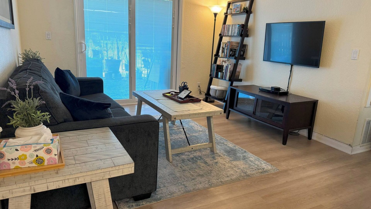 Ontario Condo | Cheerful Pet Friendly 2 BR-1BA Condo