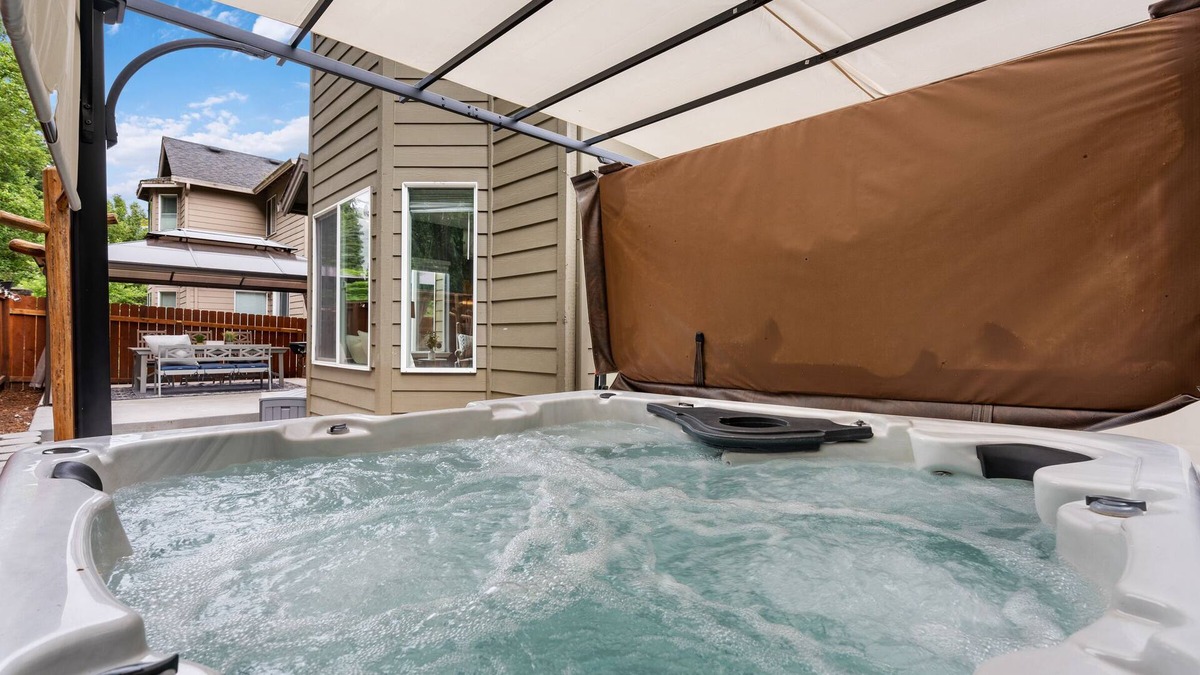 Mill Plain House | Cheerful Pet friendly Hot tub home located in Springer Estates.
