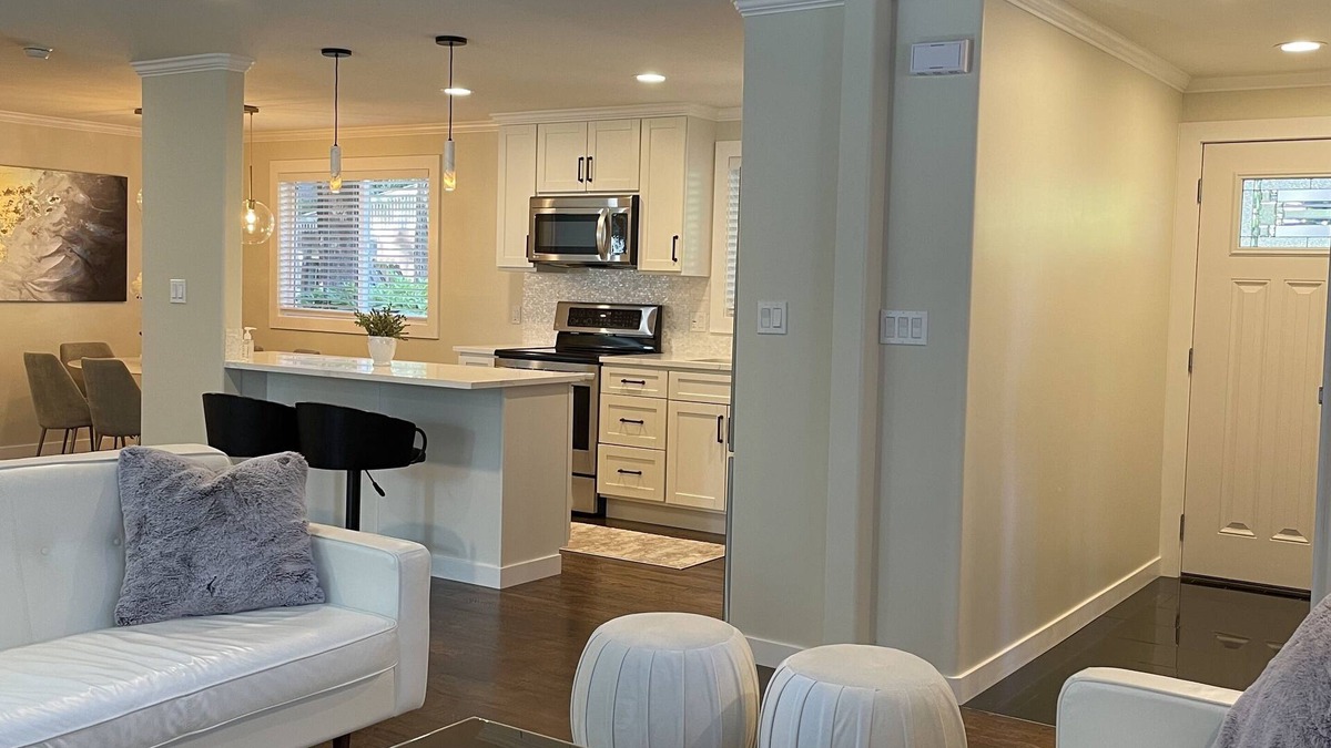 Richmond Highlands House | Cheerful & private 3 bedroom Shoreline home.