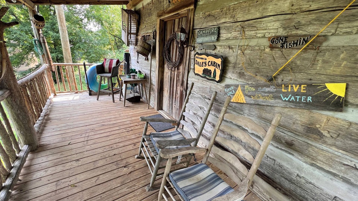 Fayetteville Cabin | Cheerful Riverfront Retreat