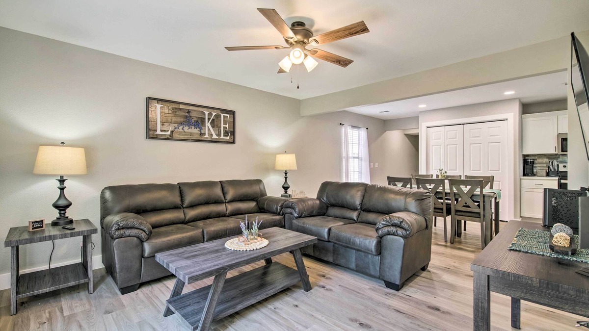 Kimberling City House | Cheerful Townhouse - Walk to Table Rock Lake!