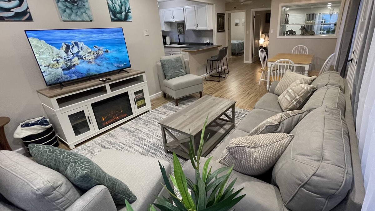 Eureka House | Cheerful Two Bedroom Bungalow Newly Remodeled! Arcade games, Air Hockey Table.