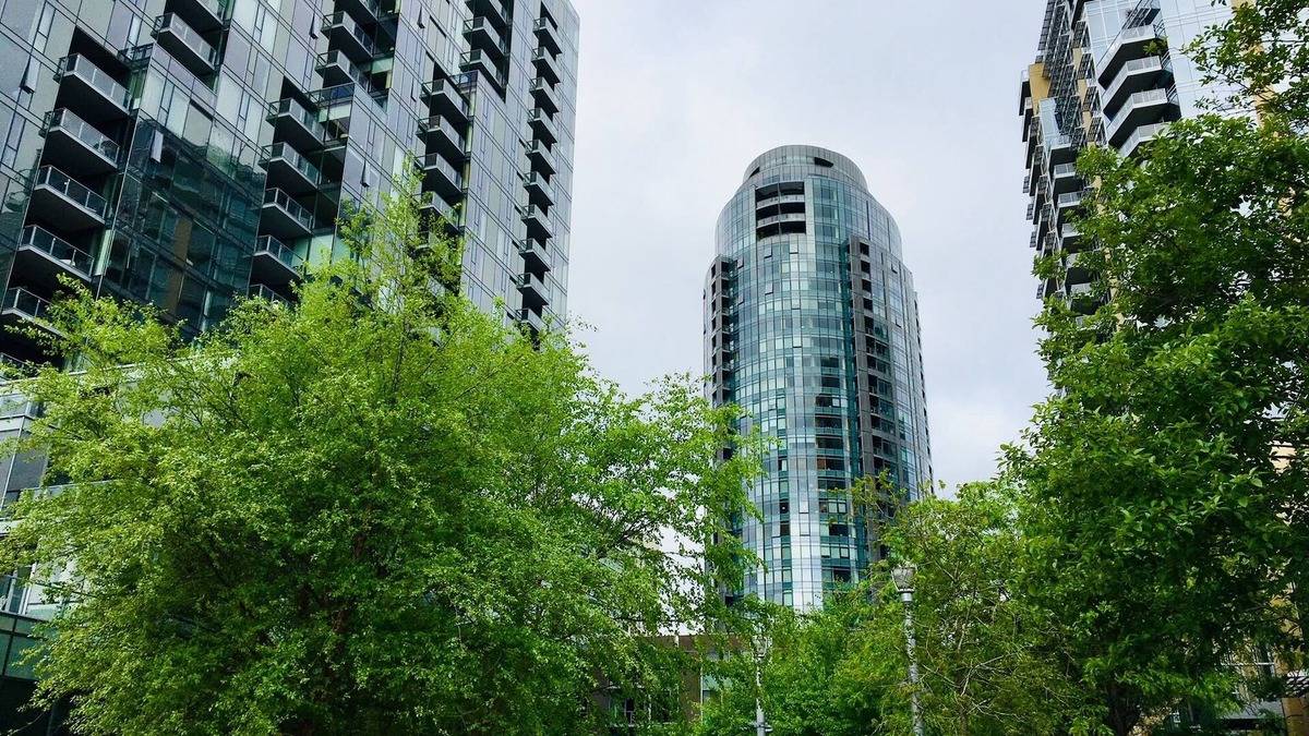 Corbett - Terwilliger - Lair Hill Condo | Cheerful Urban Living in Highrise Condo by Waterfront with Great Views